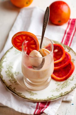 İçinde kan portakal Panna Cotta cam