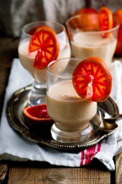 İçinde kan portakal Panna Cotta cam