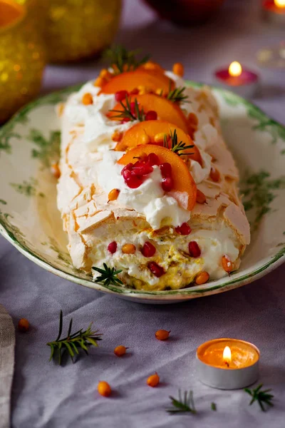 Winter Fruit Pavlova Roulade.Style vintage — Stockfoto