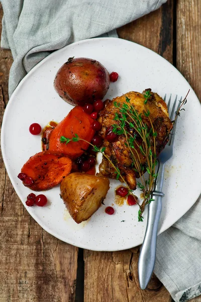 Tavuk ve patates tava kızılcık kavrulmuş — Stok fotoğraf