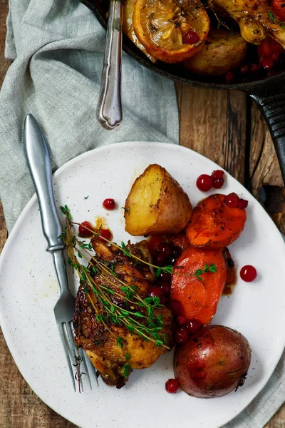 Sartén de arándano asado pollo y patatas —  Fotos de Stock