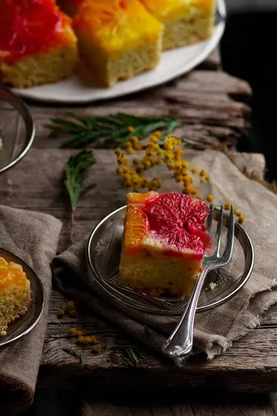 逆さまのオンブル オレンジ ケーキのバニラアイス添え.選択と集中 — ストック写真