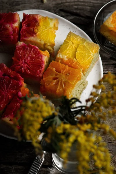 Kopfüber ombre orange cake mit Vanille.. selektiver Fokus — Stockfoto