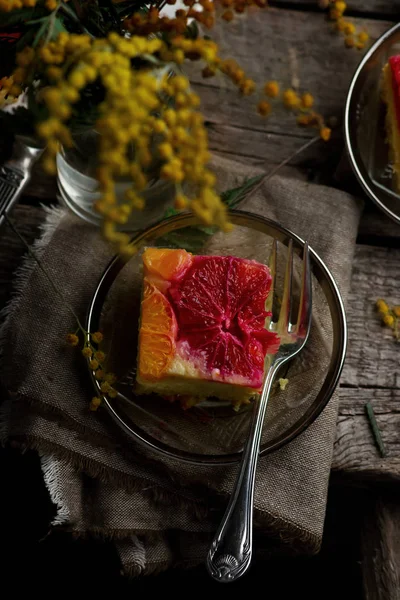 逆さまのオンブル オレンジ ケーキのバニラアイス添え.選択と集中 — ストック写真