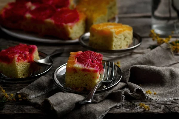 UPSIDE DOWN OMBRE ORANGE Cake with VANILLA.. enfoque selectivo — Foto de Stock