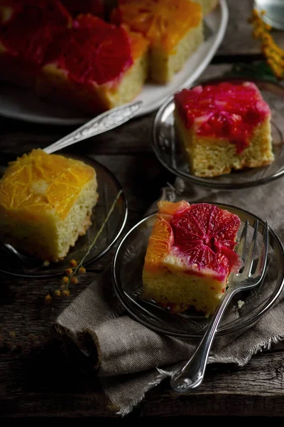 UPSIDE DOWN OMBRE ORANGE CAKE WITH VANILLA.. selective focus — стоковое фото