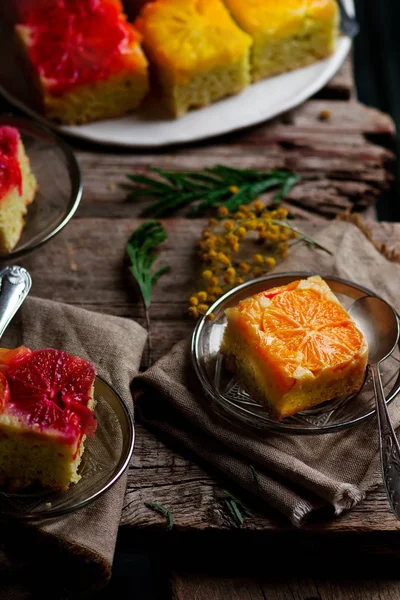 UPSIDE DOWN OMBRE ORANGE CAKE WITH VanILLA..вибірковий фокус — стокове фото