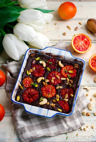 Brownies de naranja de sangre salada con nueces y tomillo — Foto de Stock