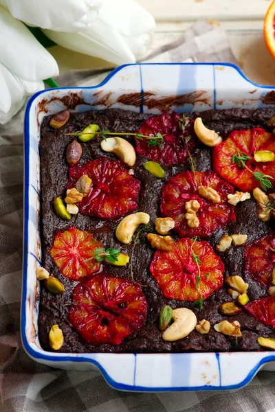 Salzige Blutorange Brownies mit Nüssen und Thymian — Stockfoto