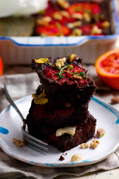 Salta blodapelsin brownies med nötter och timjan — Stockfoto