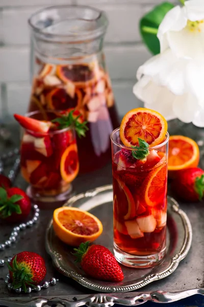 SANG ORANGE VANILLA BEAN ROSE SANGRIA en lunettes . — Photo