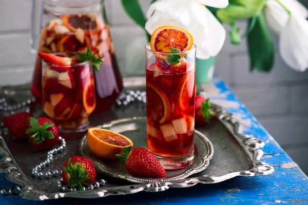 SANG ORANGE VANILLA BEAN ROSE SANGRIA en lunettes . — Photo