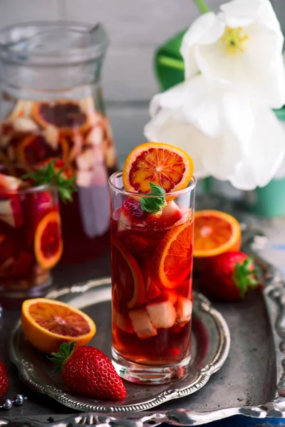 SANG ORANGE VANILLA BEAN ROSE SANGRIA en lunettes . — Photo