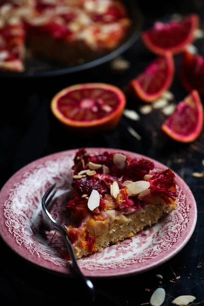 Blutorange Mandelkuchen. Selektiver Fokus — Stockfoto