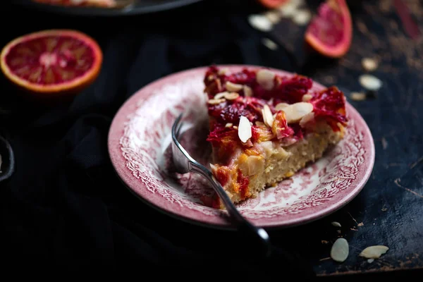 Krevní oranžové mandlový cake.selective zaměření — Stock fotografie