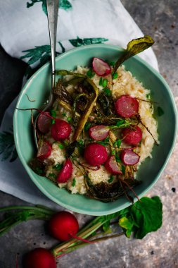 Mavi tabak içinde kavrulmuş turp risotto