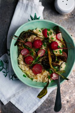 Mavi tabak içinde kavrulmuş turp risotto