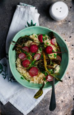 Mavi tabak içinde kavrulmuş turp risotto