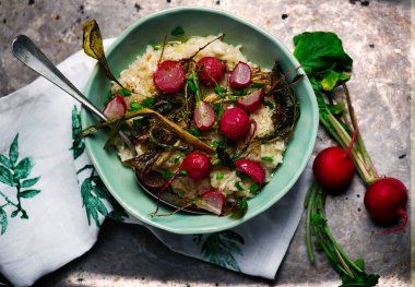 Mavi tabak içinde kavrulmuş turp risotto