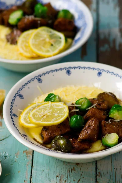 Honey balsamic and lemon brussels sprout chicken with goat cheese polenta — Stock Photo, Image