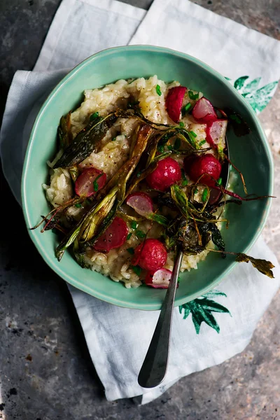 Mavi tabak içinde kavrulmuş turp risotto