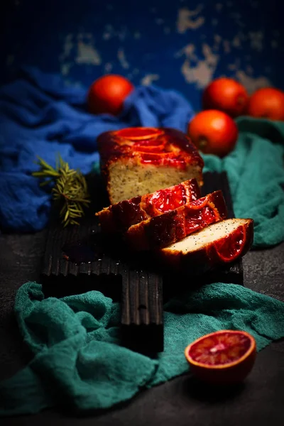 Blood orange grekisk yoghurt poppy seed frukost cake.selective fokus — Stockfoto