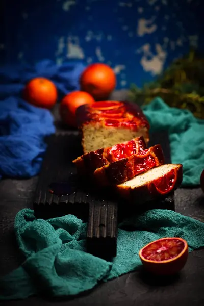 Sangre naranja griego yogur amapola semillas desayuno cake.selective enfoque — Foto de Stock