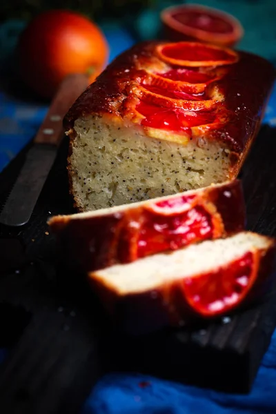 Sangre naranja griego yogur amapola semillas desayuno cake.selective enfoque — Foto de Stock