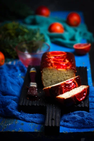 Sangre naranja griego yogur amapola semillas desayuno cake.selective enfoque — Foto de Stock