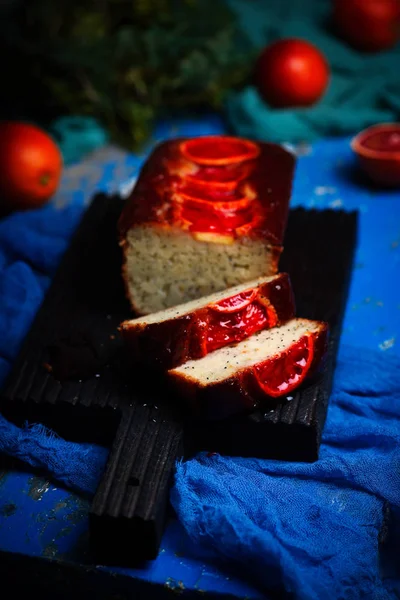 Blood orange grekisk yoghurt poppy seed frukost cake.selective fokus — Stockfoto