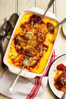 Dumanlı polenta.style rustik köfteyle pişmiş