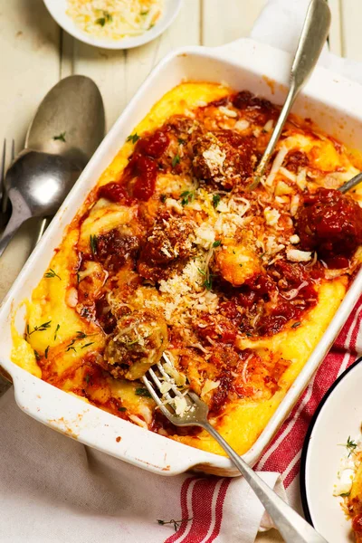 Albóndigas ahumadas al horno con polenta.style rústico — Foto de Stock