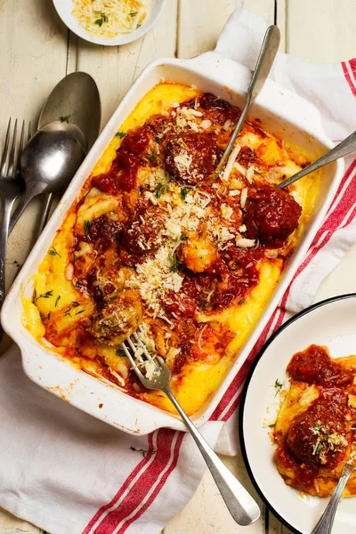 Albóndigas ahumadas al horno con polenta.style rústico — Foto de Stock