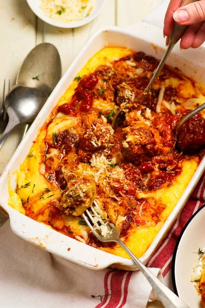 Albóndigas ahumadas al horno con polenta.style rústico — Foto de Stock