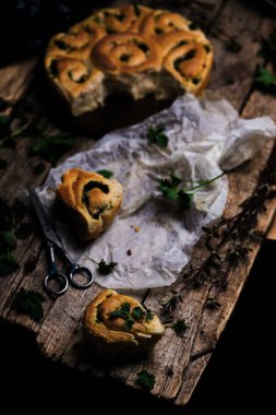 Vahşi ısırgan tam buğday ekmeği öptü. Rustik tarzı. 