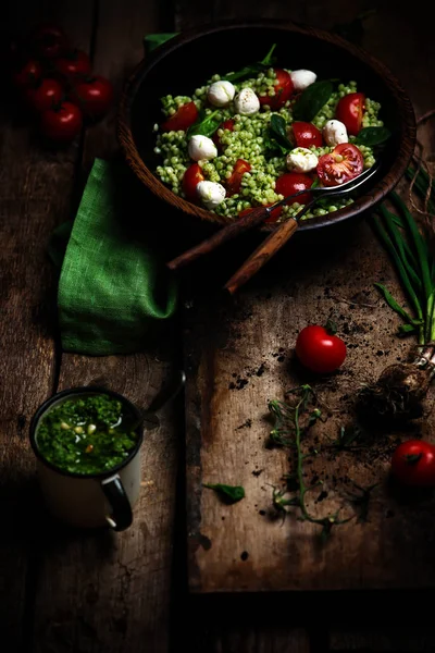 Израильский кускус салат с песто — стоковое фото