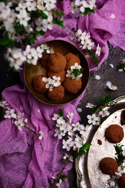Pflaumenblüten Schokolade Trüffel.Stil rustikal — Stockfoto