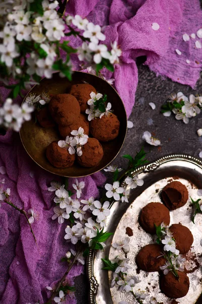 Plum blossom choklad truffles.style rustik — Stockfoto