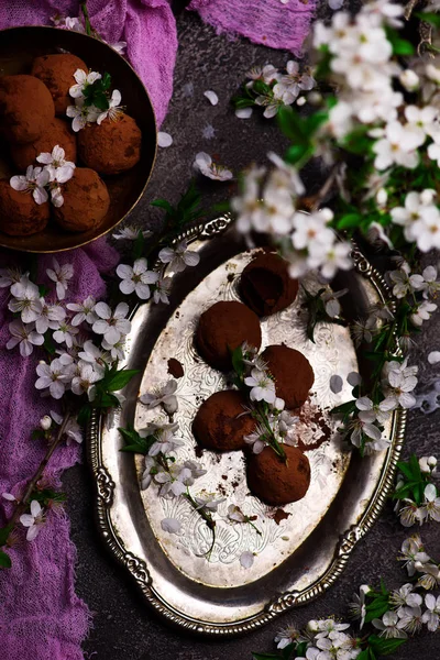 Fiore di prugna tartufo di cioccolato. Stile rustico — Foto Stock
