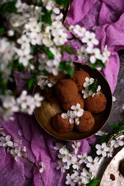 Fiore di prugna tartufo di cioccolato. Stile rustico — Foto Stock