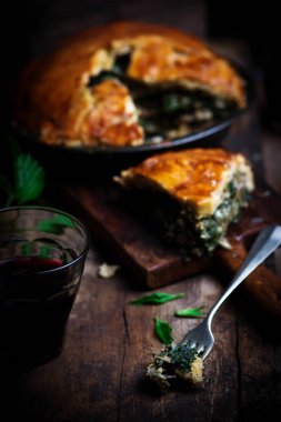 Rustik tavuk ve ısırgan otu pie.style