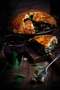 Rustik tavuk ve ısırgan otu pie.style