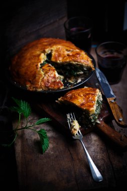 Rustik tavuk ve ısırgan otu pie.style