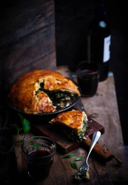 Rustik tavuk ve ısırgan otu pie.style