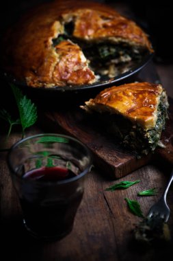 Rustik tavuk ve ısırgan otu pie.style