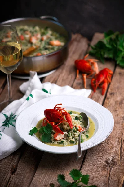 Rizoto s kopřivami a crayfish.style rustikální. — Stock fotografie