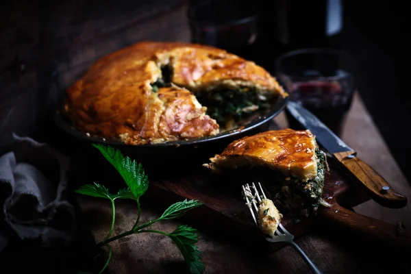 Chicken and nettle pie.style rustic — Stock Photo, Image