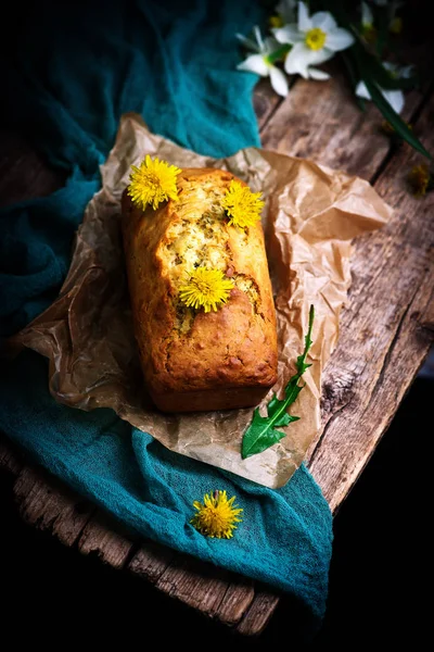 蒲公英花瓣和蜂蜜面包。选择性聚焦 — 图库照片