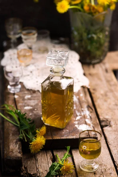 Löwenzahn herzlich in Glasflasche .style vintage — Stockfoto