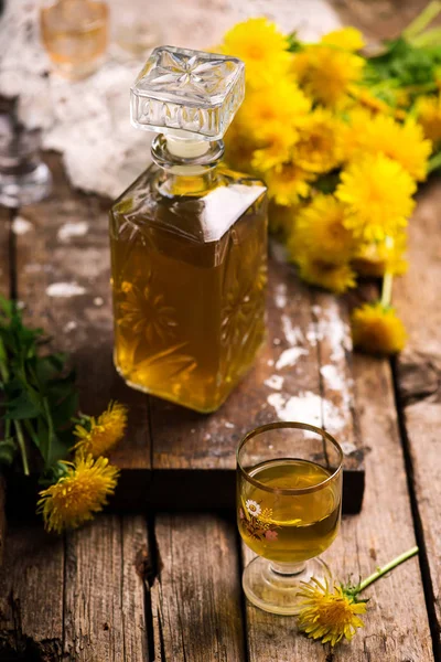 Dandelion Cordial em garrafa de vidro .style vintage — Fotografia de Stock